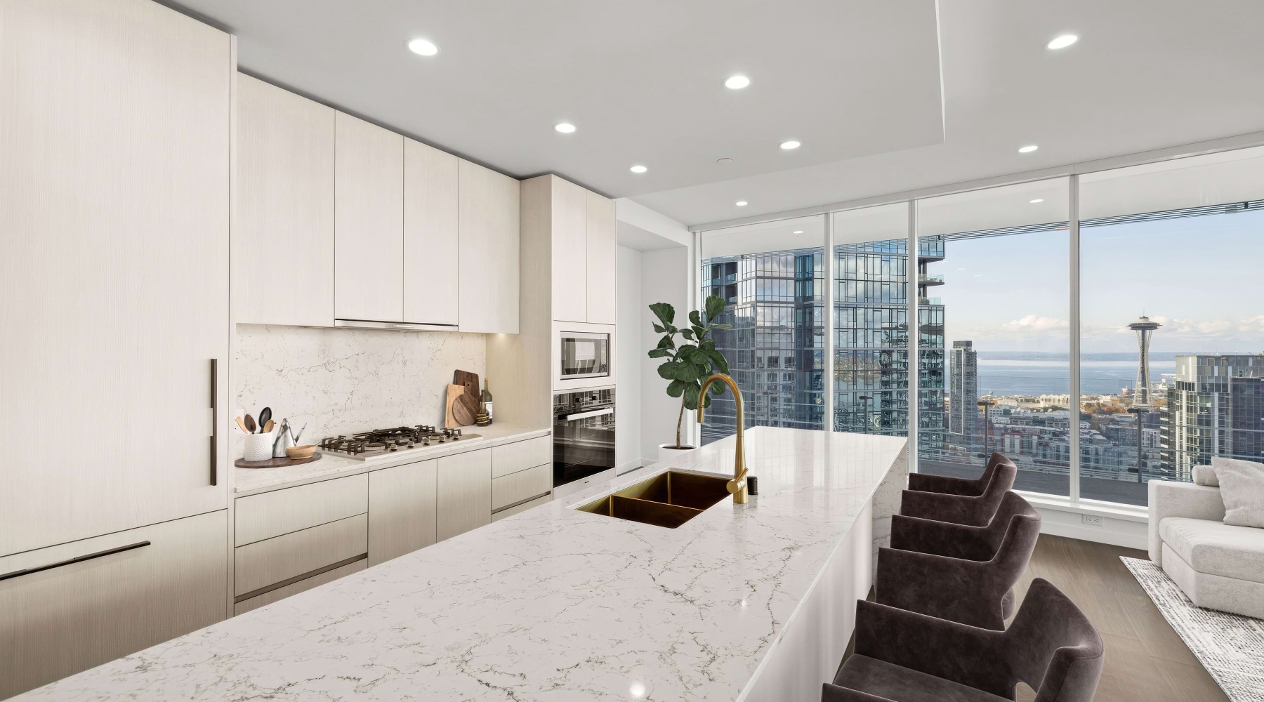 Penthouse 4002 Kitchen & Dining Room