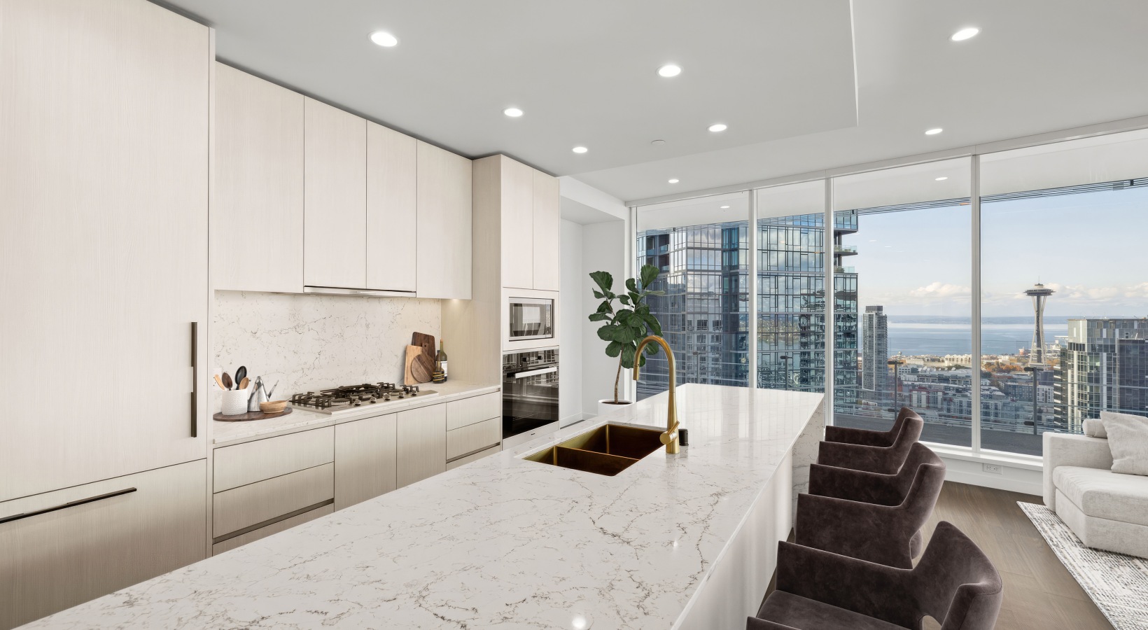 Penthouse 4002 Kitchen & Dining Room